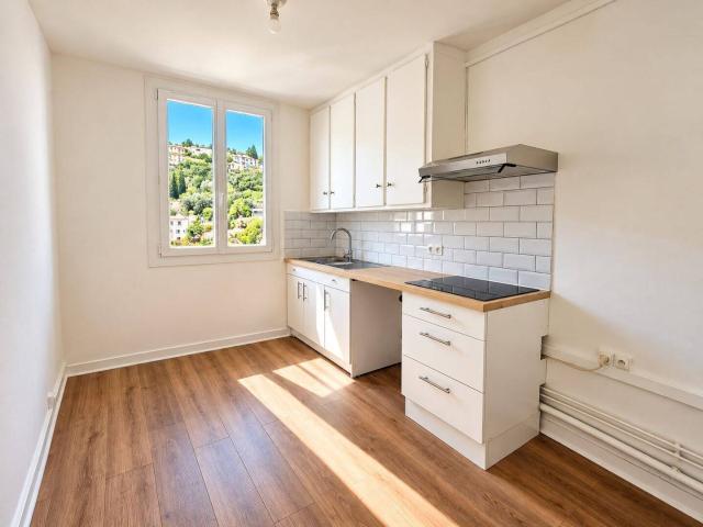 Nice Est Studio de 30 m² avec balcon, cave et parking collectif