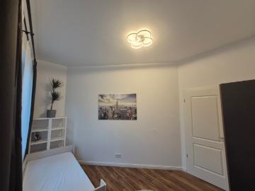 Spacious & Quiet Designer Suite: 5 Bedrooms/Lounge, 3 Bathrooms, AC & High Speed Wi Fi