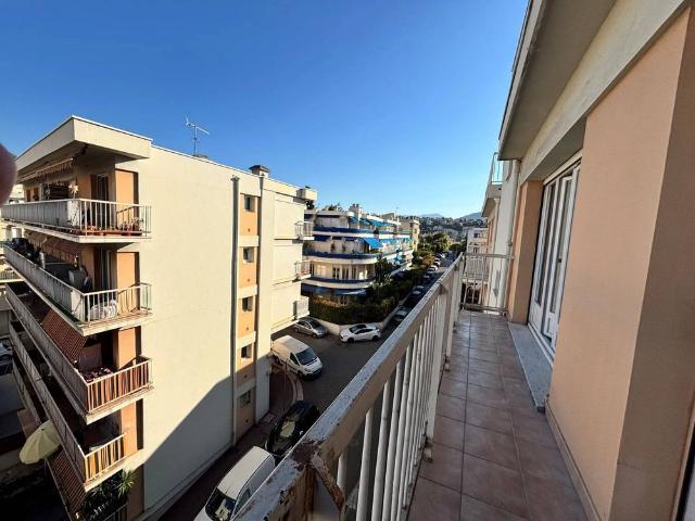 NICE GOBELLA STUDIO BALCON CAVE