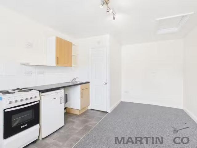 Rental! Ground floor studio flat for rent in Bricket Lodge, Ly.