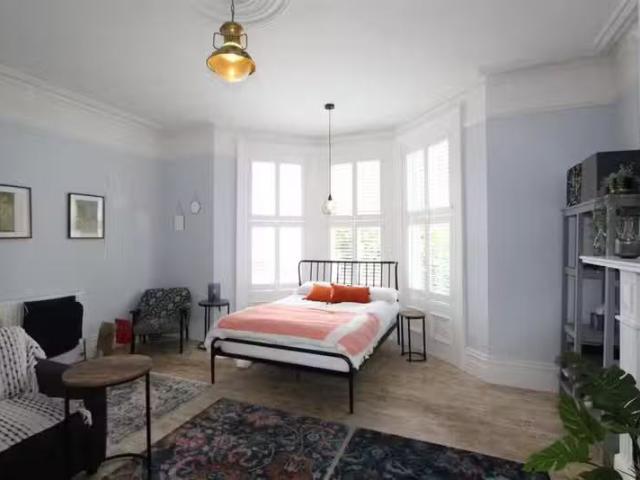 Deal! Ground floor studio flat for rent in Crabton Close Road.