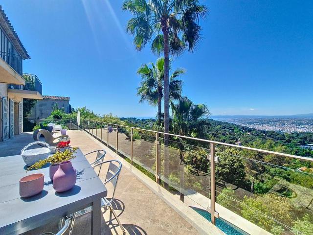 Nice / Haut Villefranche – Superbe villa de 320 m2 avec vues. 324m² Nice