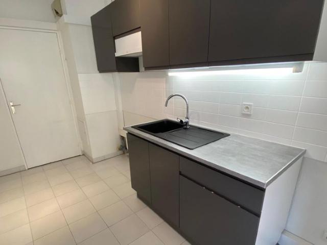 NICE LE PORT 3 PIECES VIDE DE 70 M² A LOUER TERRASSE CLIMATISATION ET CAVE