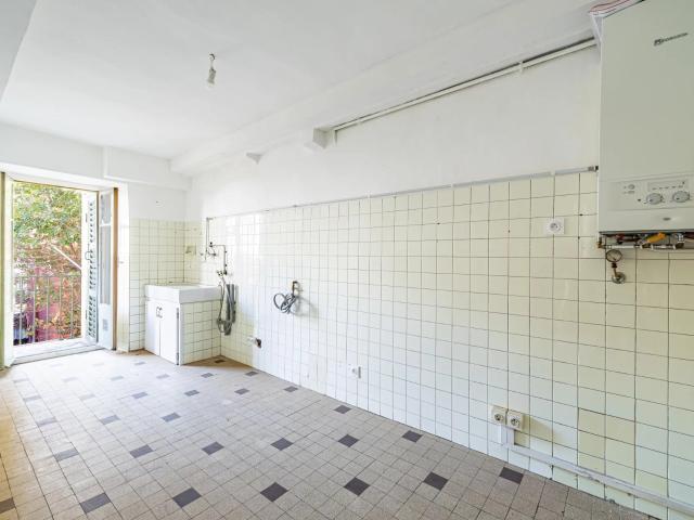 Nice Le Port 4 pièces à rénover avec Balcon 68m² Nice