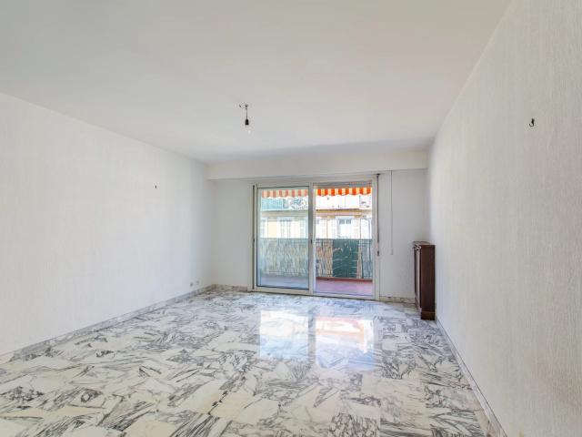 Nice Le Port, agréable 3 pièces avec terrasse, à moderniser 83m² Nice