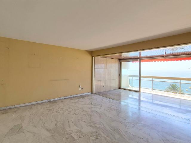 NICE PROMENADE DES ANGLAIS: Vue panoramique sur la mer, 3. 113m² Nice