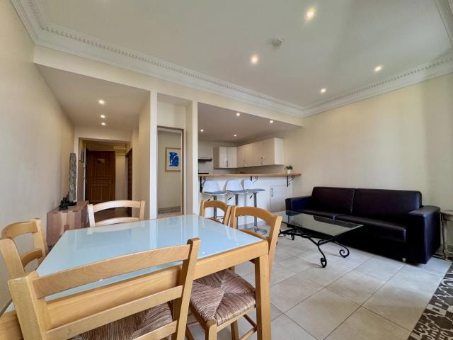 NICE QUAI DES ÉTATS UNIS Appartement deux pièces vue mer