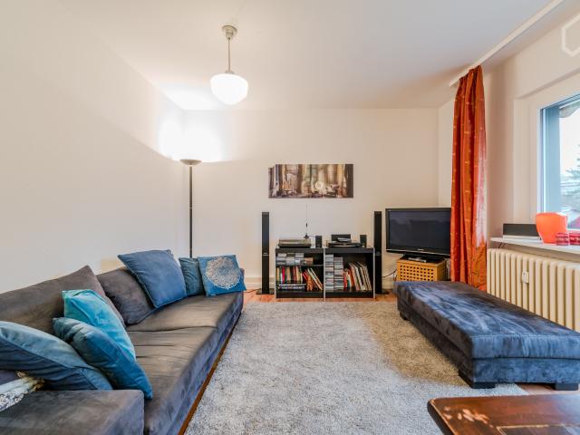 Nice, quiet bright apartment, near Olympic Stadium