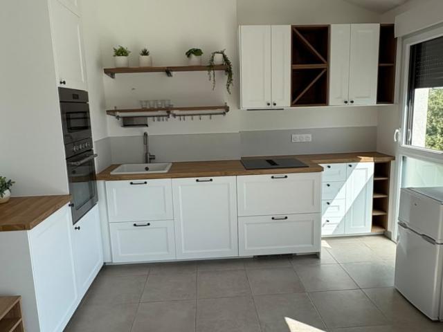 NICE RIQUIER 3 PIECES MEUBLE DE 63M² A LOUER RESIDENCE RECENTE TRAVERSANT VUE DEGAGEE PROCHE CENTRE ET COMMERCES