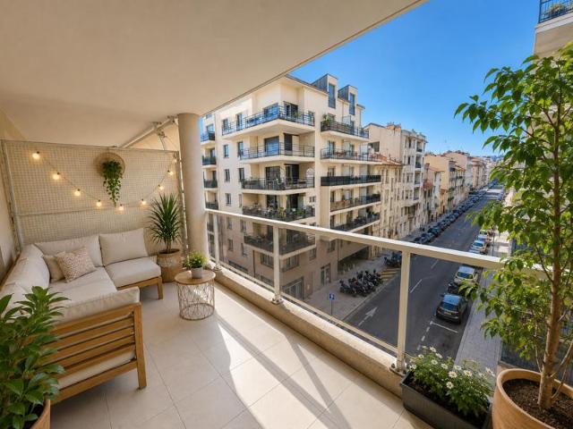 NICE RIQUIER SUPERBE 3 PIÈCES TRAVERSANT AVEC TERRASSE, VU