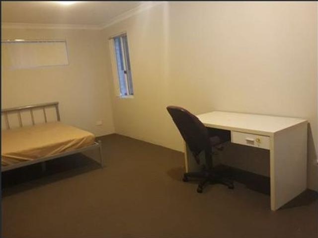 Nice Room. In Beautiful Furnished House. FREE WIFI. WALK TO CURTIN UNI AND AMENITIES