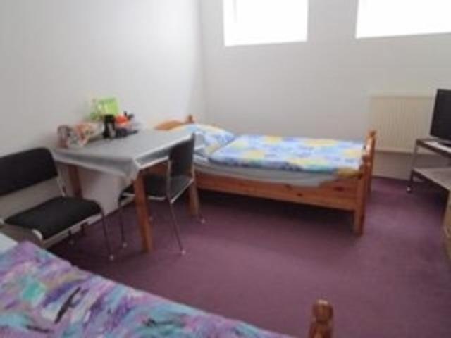 Nice rooms in a 2 room apartment in the basement with own entrance in Hanover midfield!