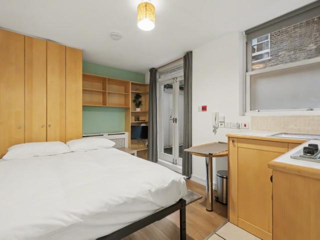 Nice Studio with Patio in West Kensington, Zone 2