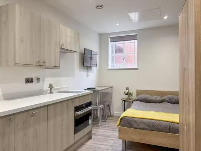 Just in! Studio flat for rent in College Green, Bristol, BS1