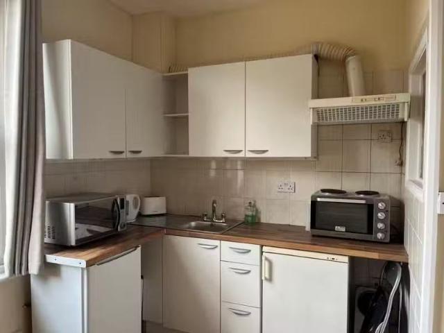 Just in! Studio flat for rent in Flat, Clanwilliam Road, Deal.