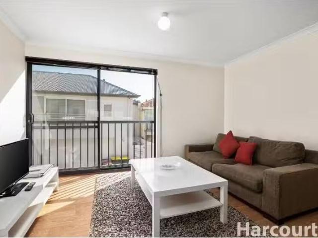 Unique Studio/18 Queensbury Road, JOONDALUP, WA 6027 House f.