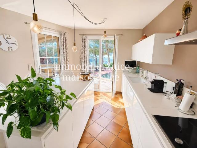 Nice Saint Pancrace – Maison 6 pièces avec piscine, vue mer et dépendances