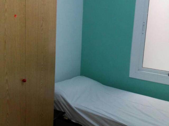 Nice single bedroom near Congrés Metro Station