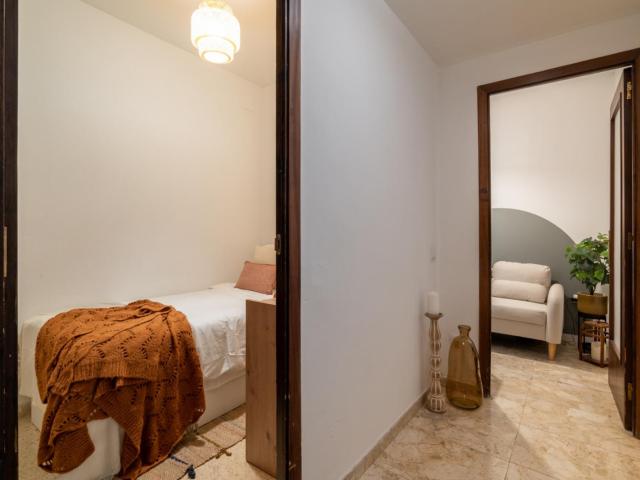 Nice single bedroom near the Les Corts metro
