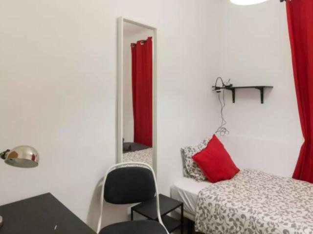 Nice single bedroom in a 3 bedroom apartment near Santa Eulàlia metro station