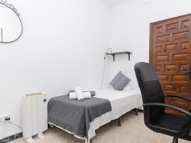Nice single bedroom in a 4 bedroom apartment near Paral·lel metro station