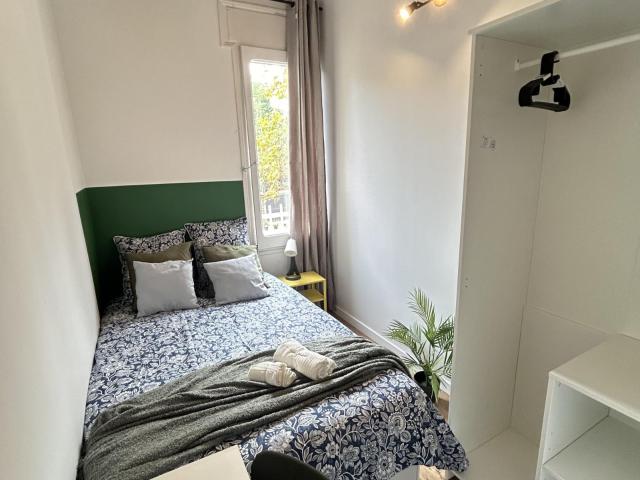 Nice single bedroom in shared flat in cool Poble Sec neighbourhood