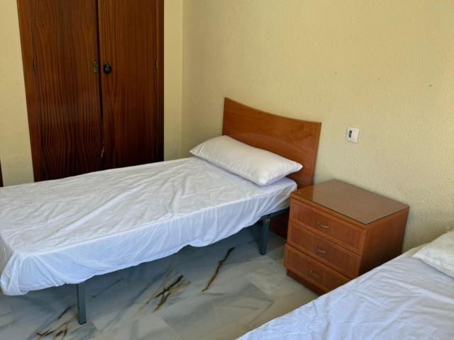 Nice twin bedroom in Ciudad Jardin