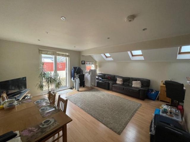 Nice two bedroom flat, quiet area Shepherds Bush