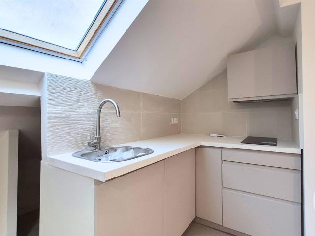 Nice Tete Carree / Nouvelle Coulee Verte: situé en dernie. 12m² Nice