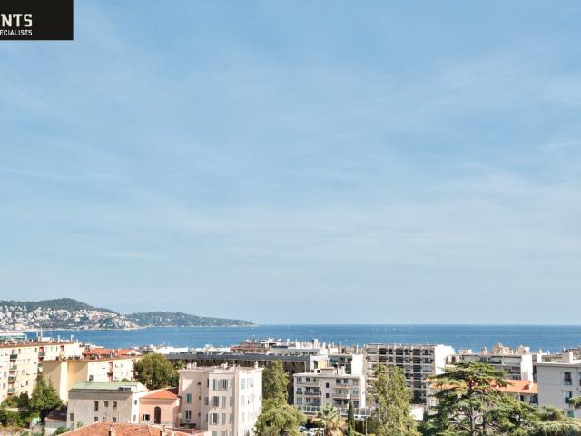 Nice West: In a secure luxury residence with swimming pool. 150m² Nice