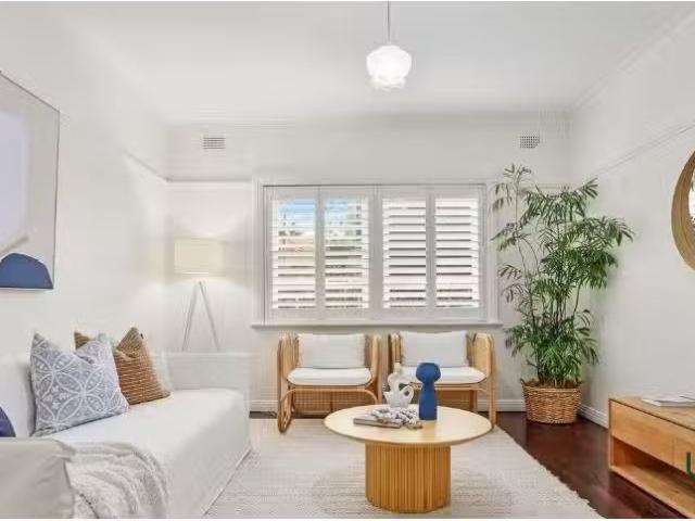 Just in! 1/40 Parkway Avenue, Bar Beach Apartment for rent Li.