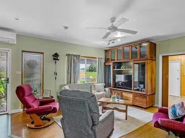 Rental! 142 Robert Road, Bentley Park, QLD 4869