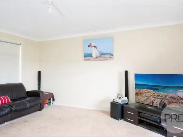 Nice 14 Kaldari Cres, Glenfield Park House for rent Listed by.