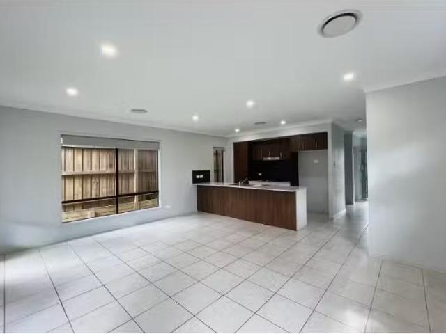 Cozy 14 Lumsden Avenue, North Kellyville Apartment for rent L.