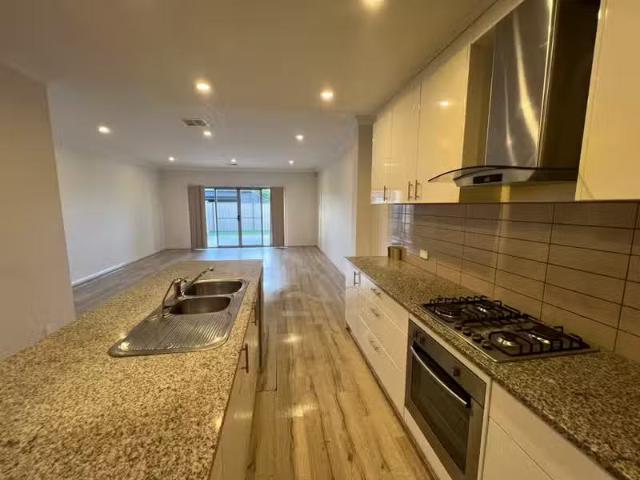 Nice 14A Egan Cres, Mitchell Park SA 5043