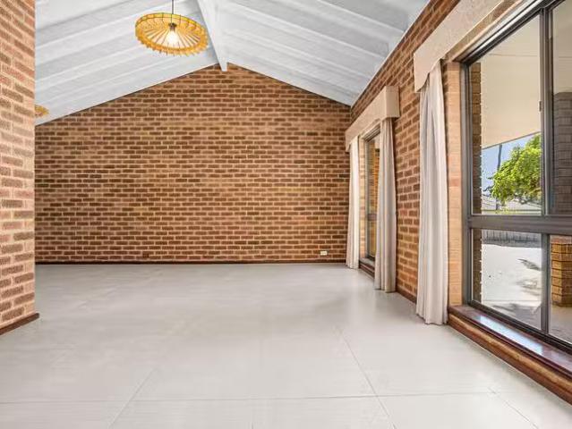 Cozy 15 Nolan Way, Bateman, WA 6150