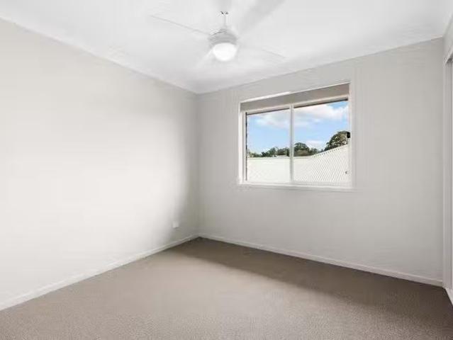 Charming 1/5 Dawn Way, Farley, NSW 2320