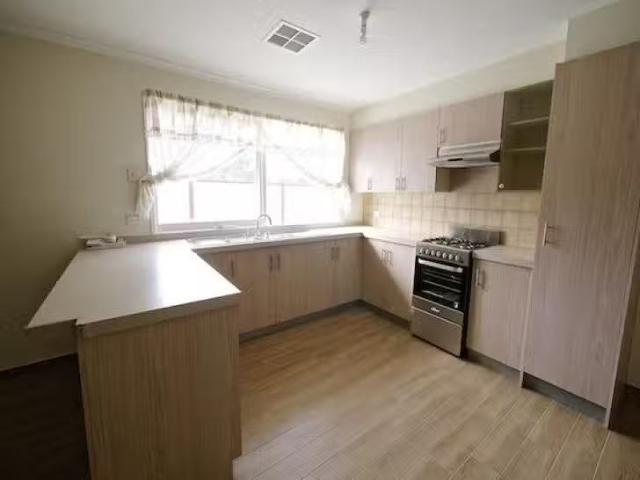 For Rent! 15 Gabrielle Crescent, Gladstone Park, VIC 3043