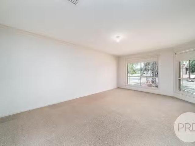 Unique 1/5 Paldi Crescent, Glenfield Park, NSW 2650