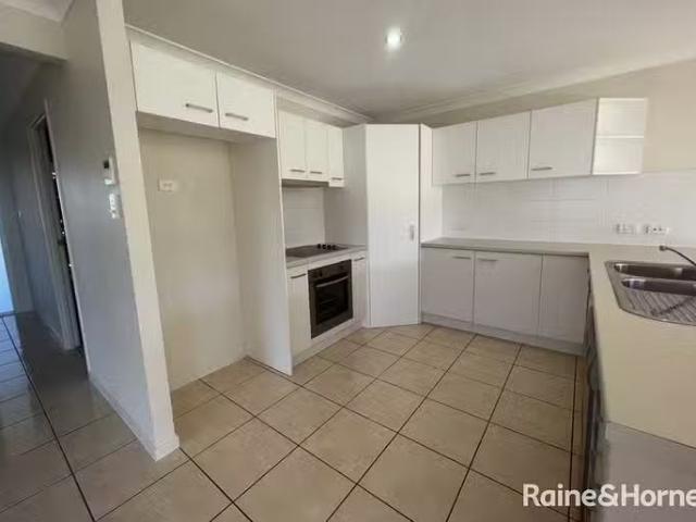 Just in! 16 Halifax Place, Rural View, QLD 4740