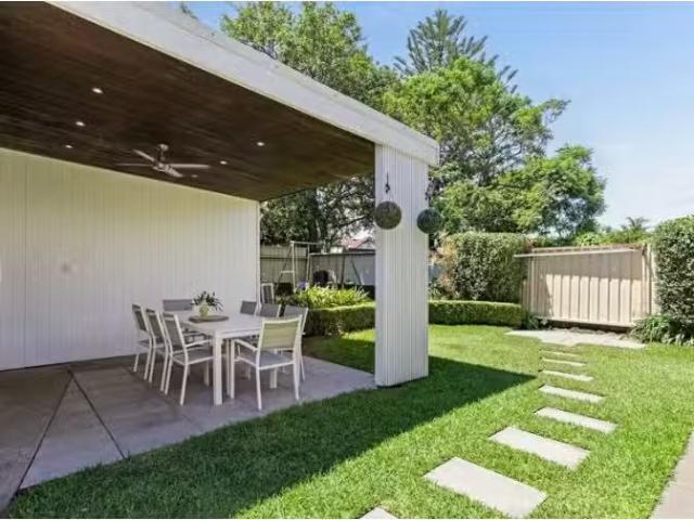 Cozy 16 Willarong Road, Caringbah House for rent Listed by Br.