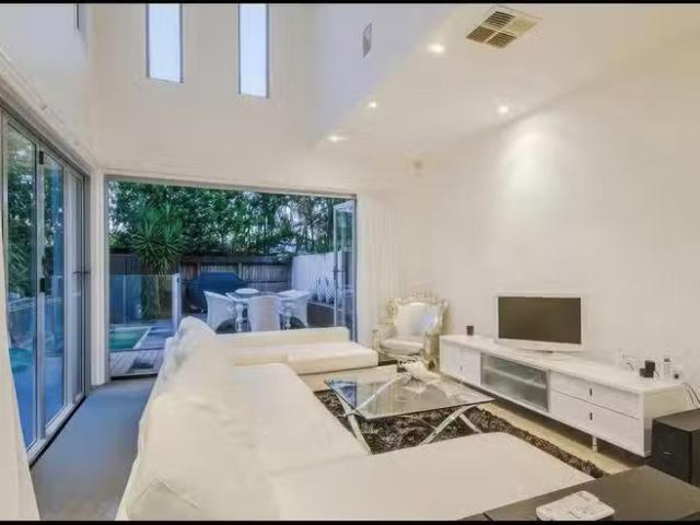 Charming 1/76 Heeb Street, Benowa, QLD 4217