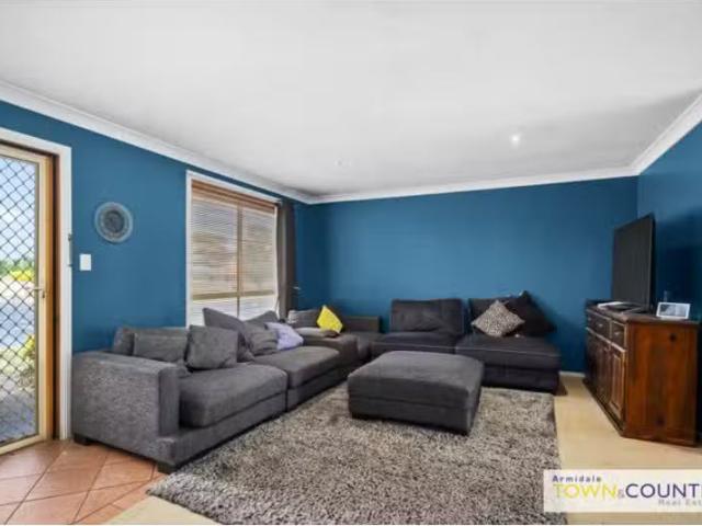 Cozy 17 Aldred Avenue, ARMIDALE House for rent Listed by Broo.