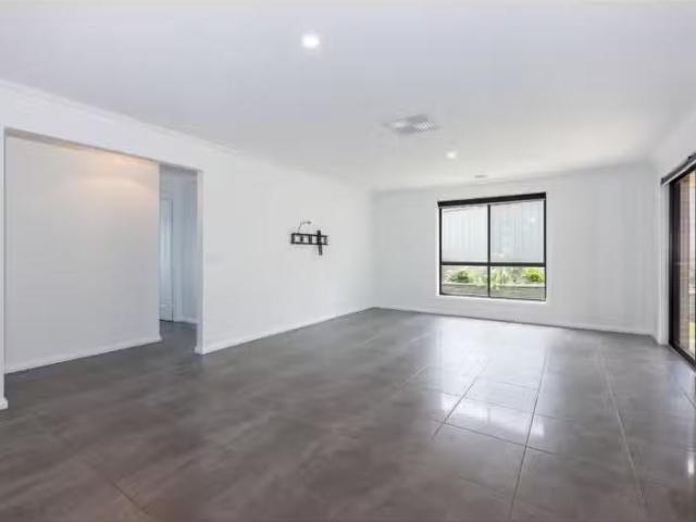 Rental! 17 Egret Way, THURGOONA House for rent Listed by Leea.