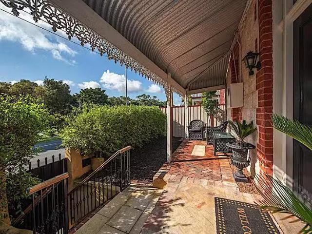 Nice 17 Stirling Highway, North Fremantle, WA 6159