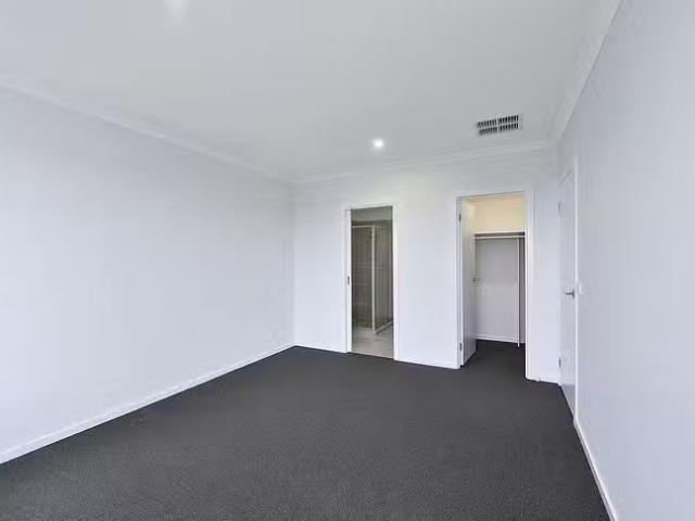 Charming 17 Slade Street, Sunbury, VIC 3429