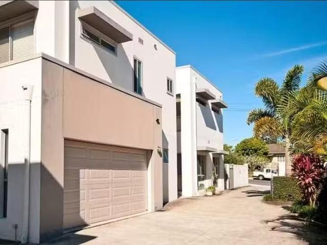 Nice 1/81 Pohlman Street, Southport, QLD 4215