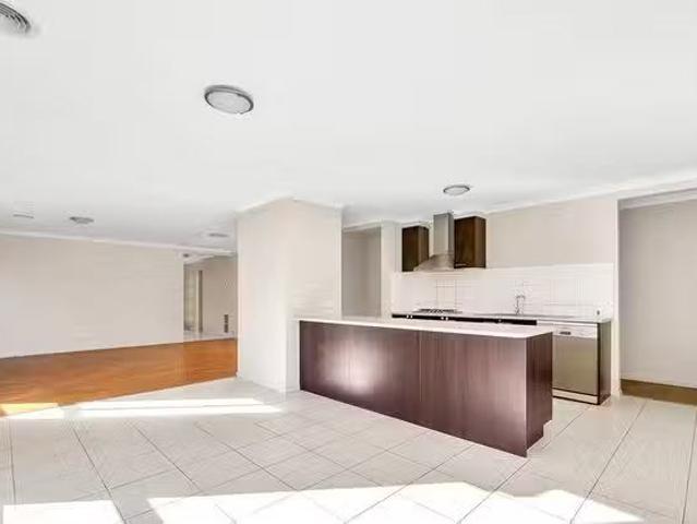 Cozy 188 Sanctuary Lakes South Boulevard, Point Cook, VIC 3030