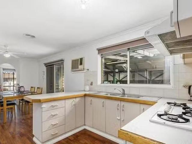Deal! 18 Moodie Street, Melton South, VIC 3338