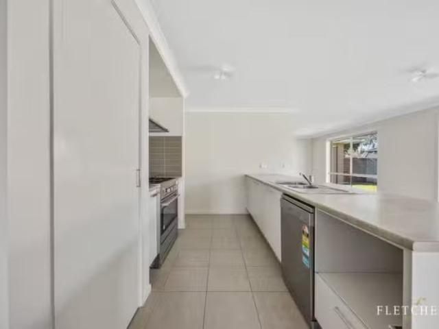 Deal! 18 Oberon Street, Alfredton VIC 3350 House For Lease